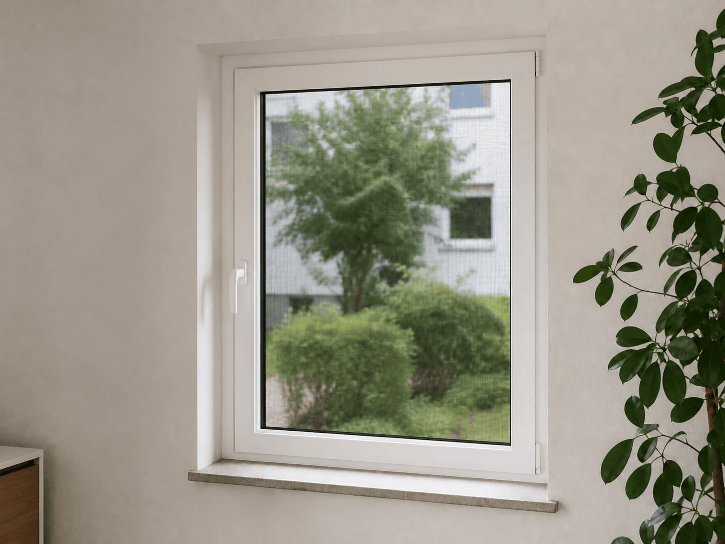 Eingehängter Insektenschutzrahmen im Fenster
